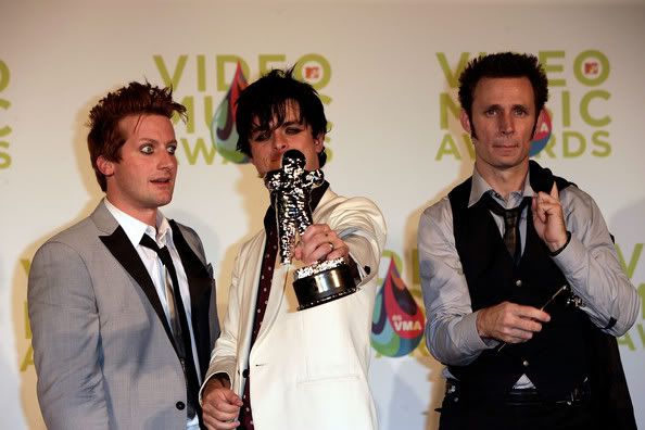 2005MTVVMAHostedDiddyPressRoomFR0w4.jpg