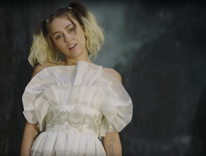 Miley Cyrus thuần khiết như thế nào trong MV Malibu?